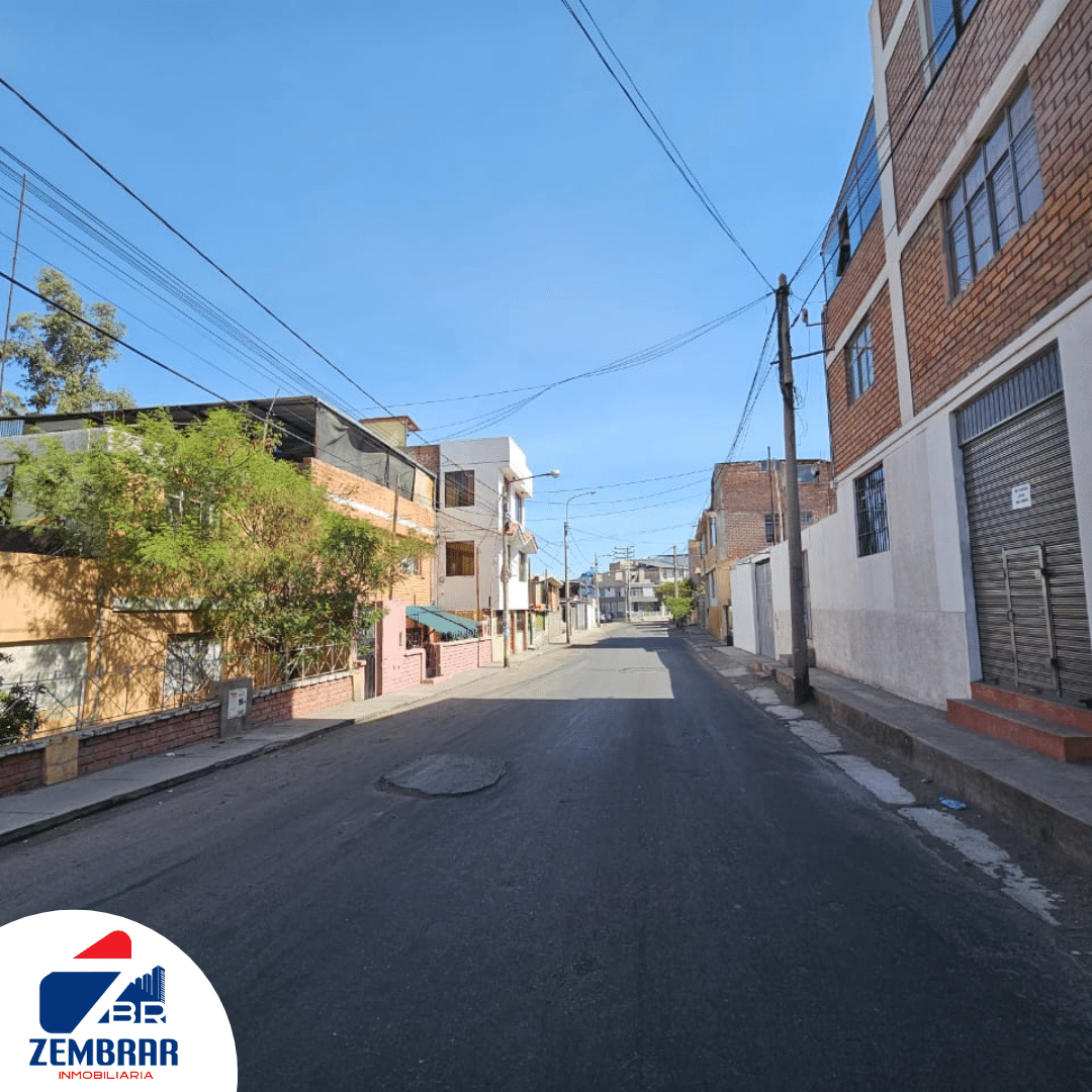 EN VENTA AMPLIOS TERRENOS EN CERRO COLORADO A LA ALTURA DEL COLEGIO CALIENES