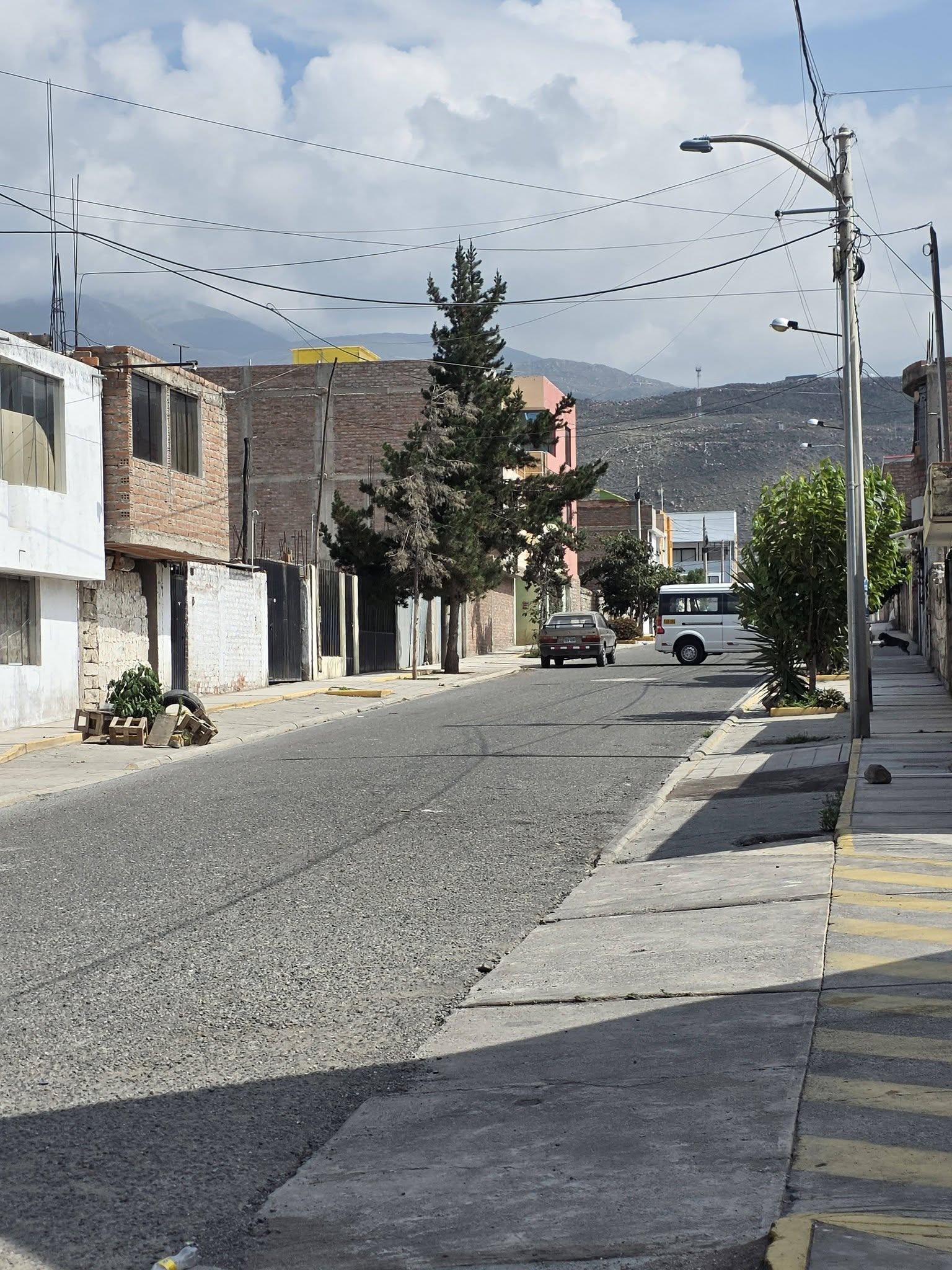 EN VENTA AMPLIO TERRENO EN URB. LAS FLORES CERRO COLORADO