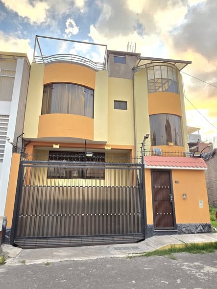 EN VENTA LINDA Y AMPLIA CASA AL COSTADO DEL CLUB DE ABOGADOS